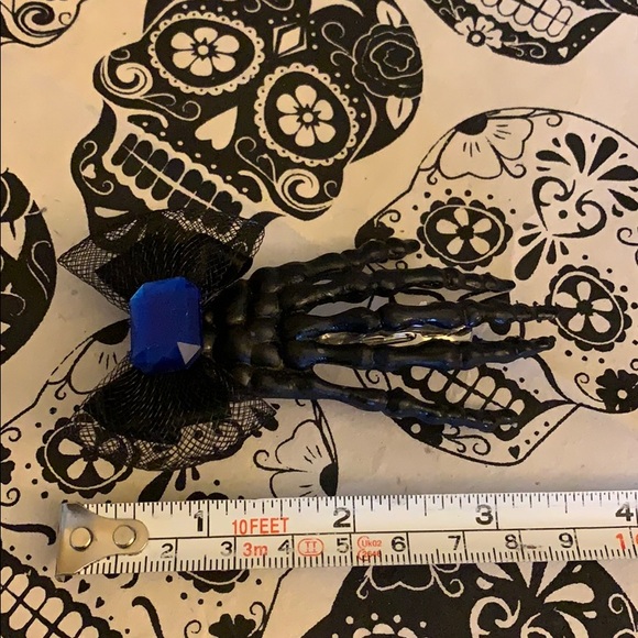 Black skeleton hand hair clip with blue jewel 💎 - Picture 3 of 16